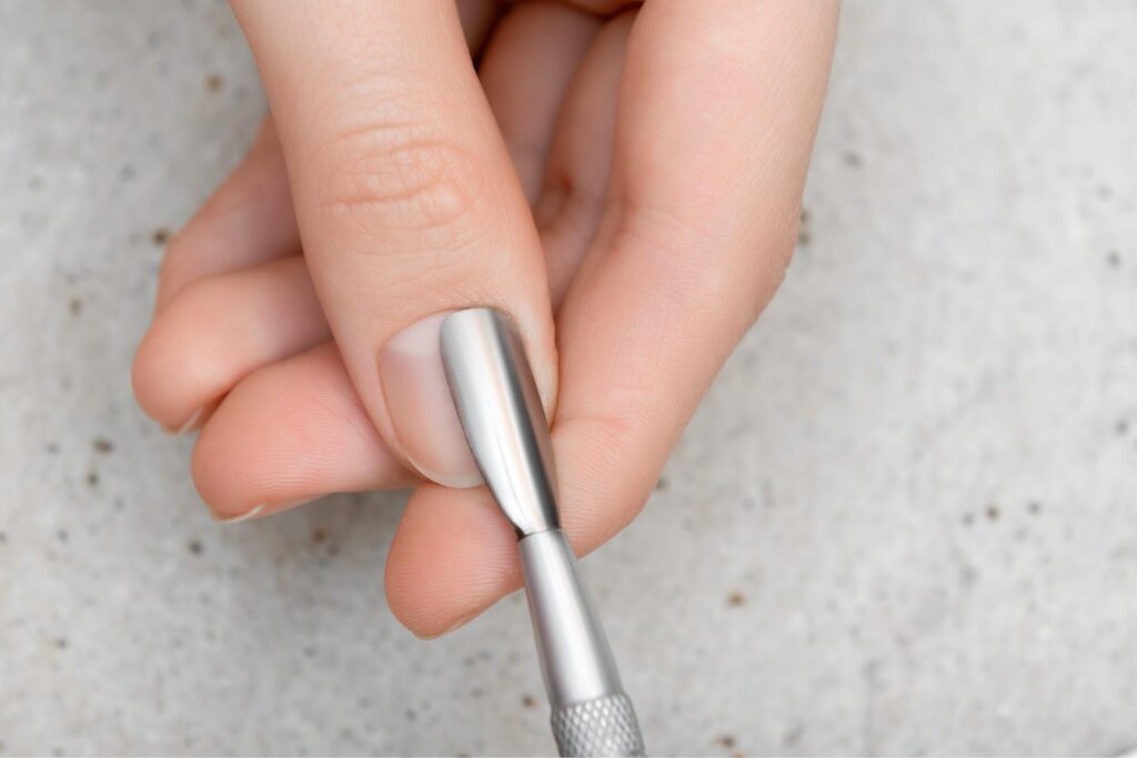 عقب زدن ملایم کوتیکولها در حین مراقبت از ناخن