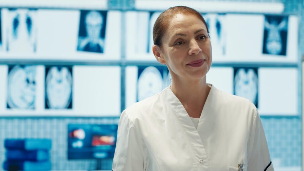 یک متخصص پوست که روپوش آزمایشگاهی پوشیده است.