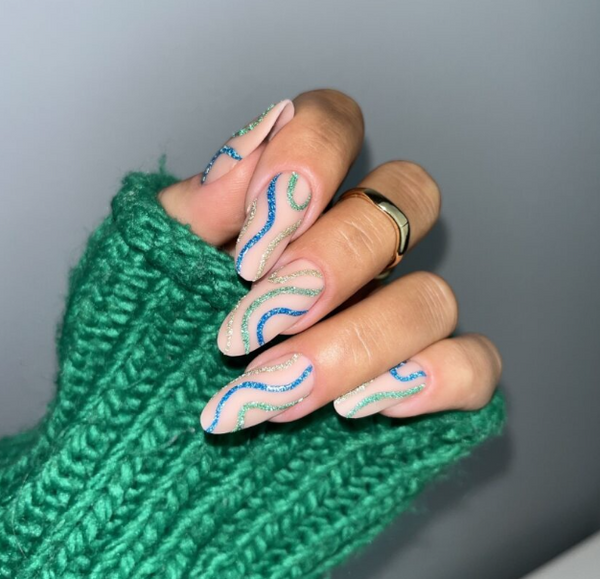 تصویر طراحی ناخن با خطوط درخشان